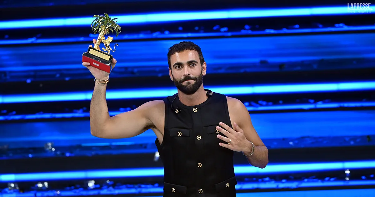 Marco Mengoni dopo la vittoria si inchina ai fan e lancia il suo messaggio per le donne i video