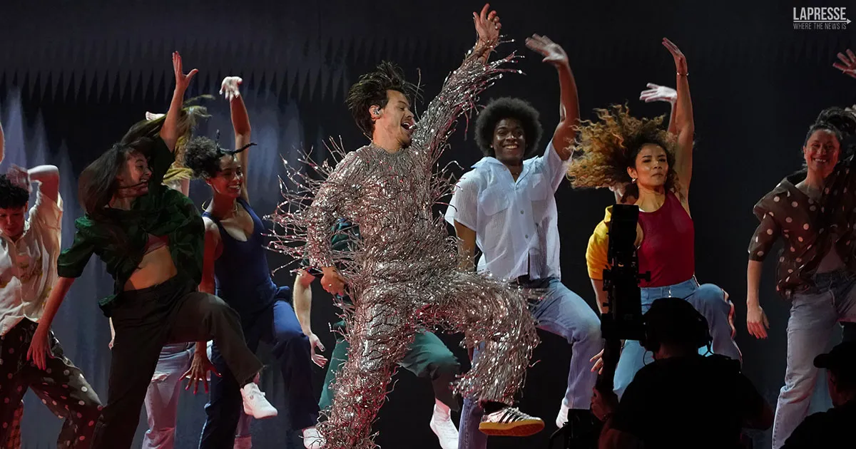 Harry Styles ecco perch la coreografia improvvisata ai Grammy  da applausi