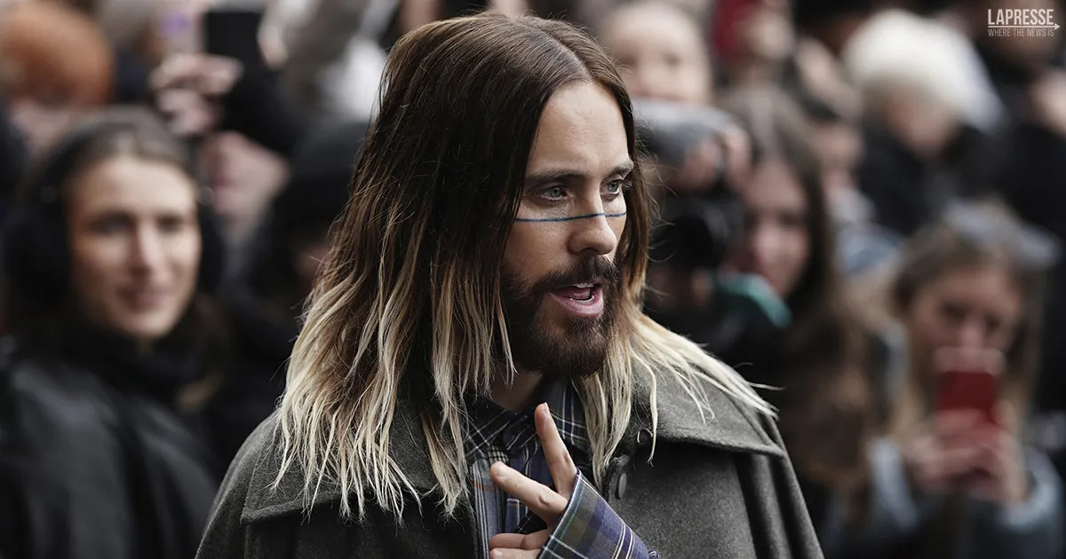 Jared Leto si  arrampicato a mani nude su Castello Sforzesco a Milano il video