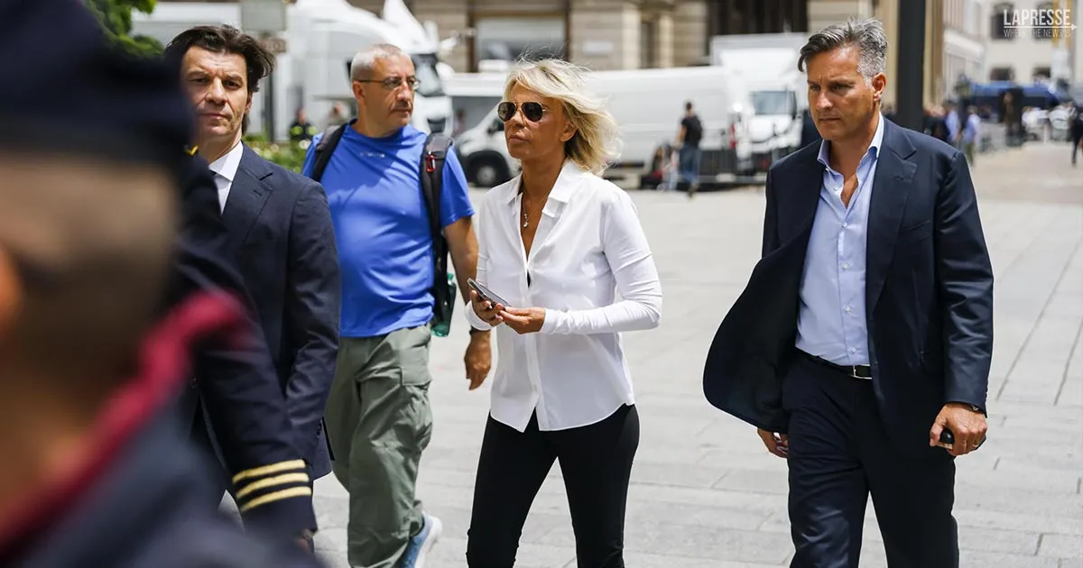 Ecco perch Maria De Filippi si  vestita di bianco ai funerali di Silvio Berlusconi