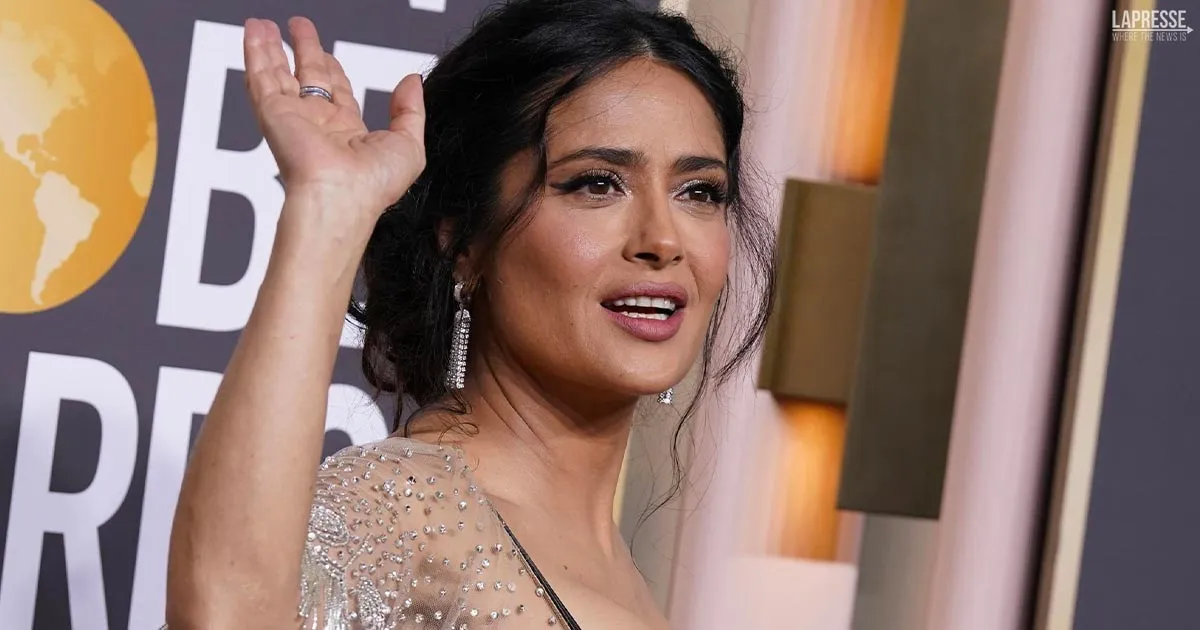 Salma Hayek mostra i capelli grigi e le rughe ecco i commenti sotto la foto