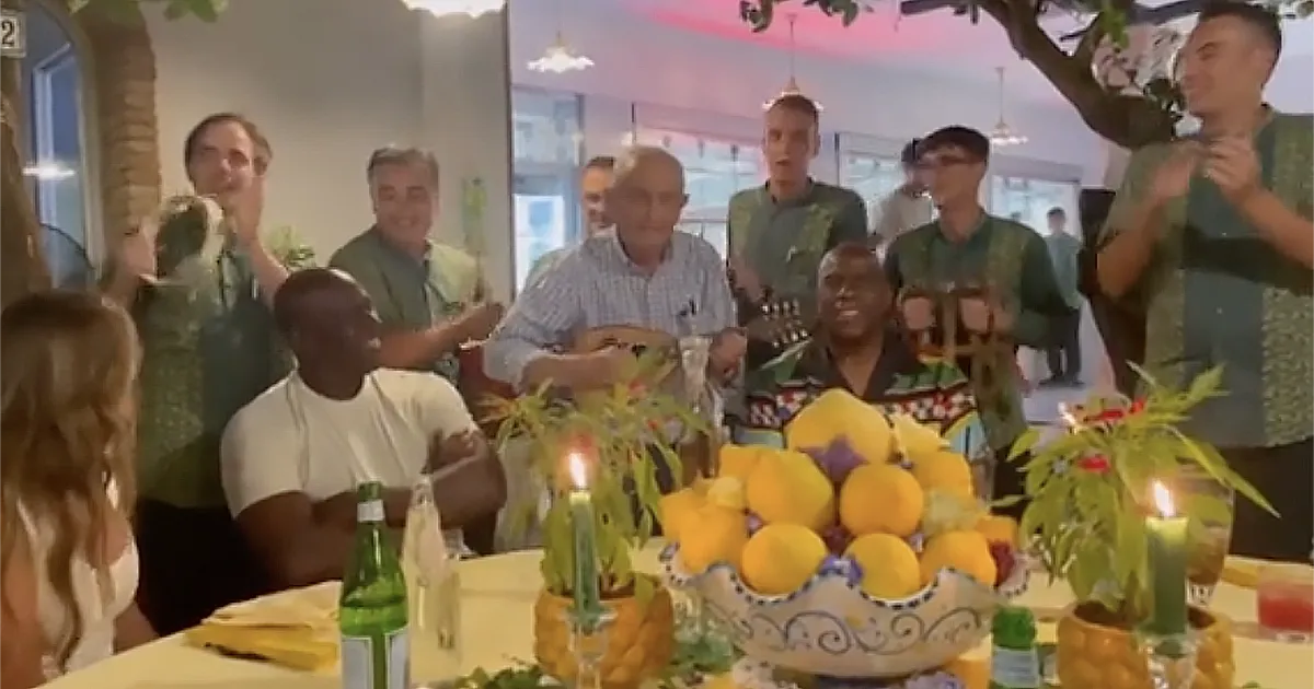 La reunion a Capri di Michael Jordan e Magic Johnson insieme cantano Volare il video