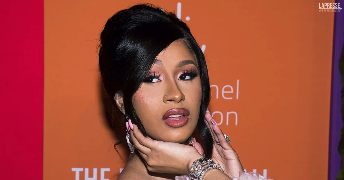 Il microfono lanciato da Cardi B venduto allasta per una cifra esorbitante