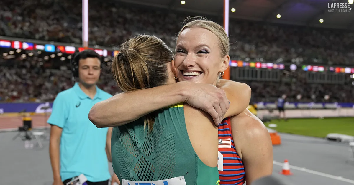 Le atlete concludono in pareggio anzich continuare la sfida decidono di condividere loro tra applausi e abbracci