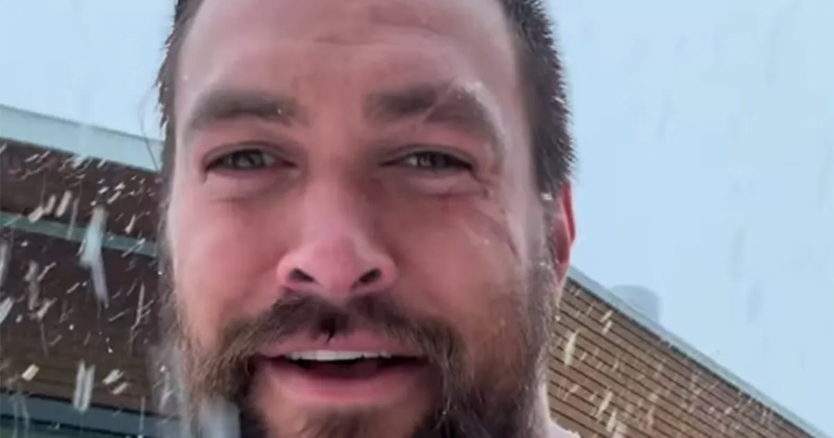 A petto nudo e sotto la neve cos Jason Momoa ha festeggiato il suo compleanno