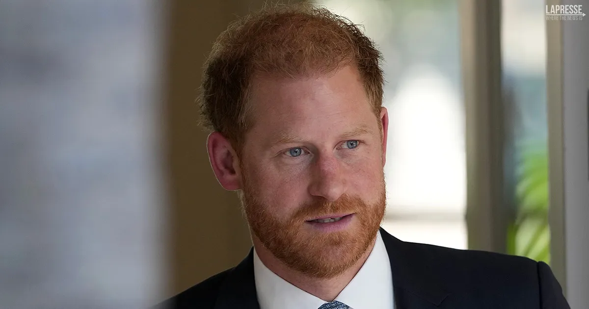 Harry  andato a visitare da solo la tomba della regina Elisabetta
