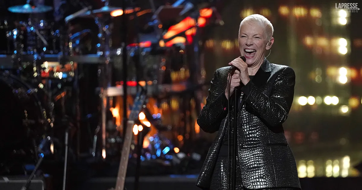 Annie Lennox a sorpresa sale sul palco e canta Why per lei  standing ovation