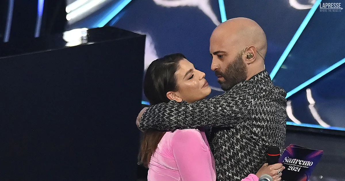 Sanremo 2024 Giuliano Sangiorgi bacia sulla bocca Emma ed  subito FantaSalento