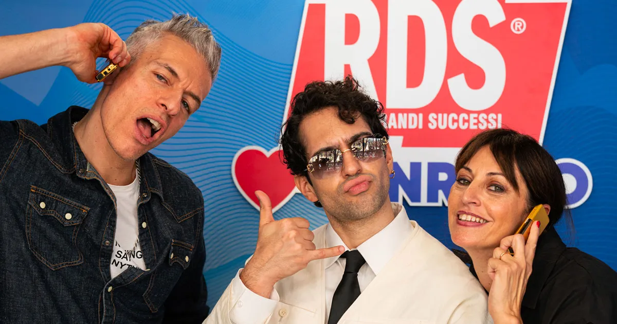 Mahmood ospite di RDS Loves Sanremo canta in diretta con il Peggio Quiz