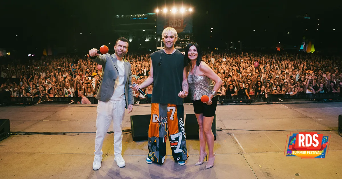 MrRain canta insieme al pubblico Supereroi il video allRDS Summer Festival a Pescara