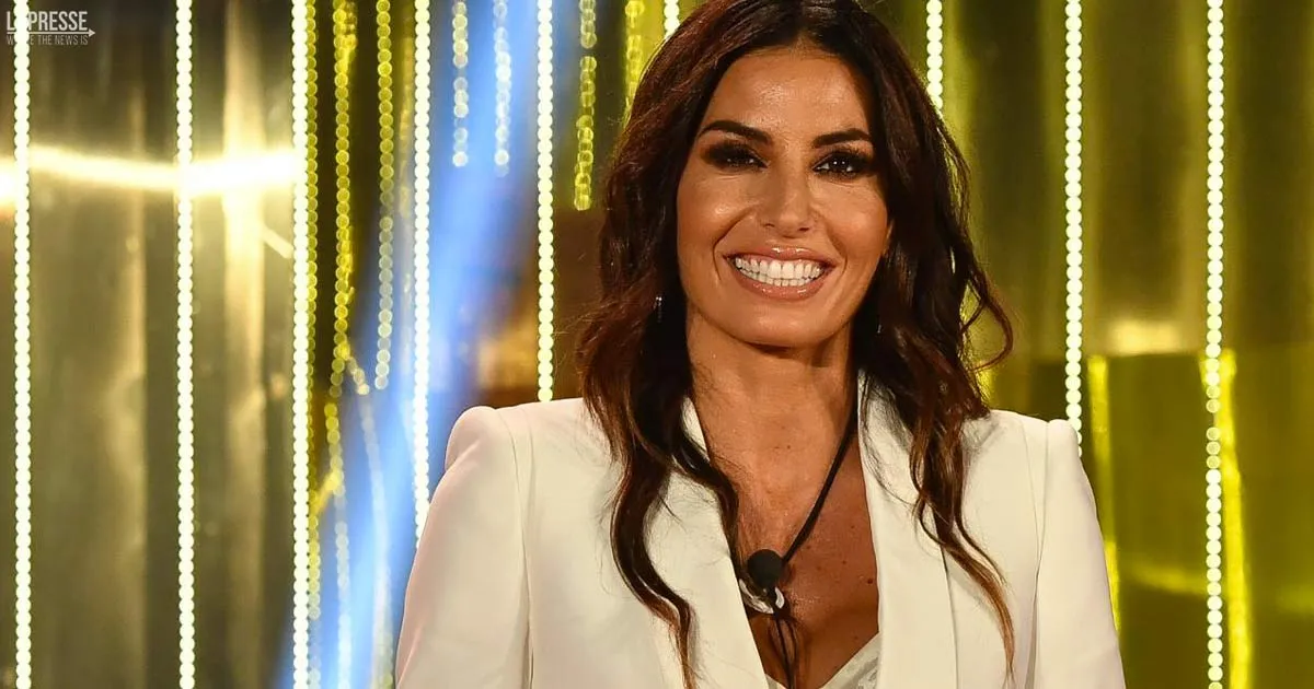 Il costume  al limite Elisabetta Gregoraci fa sognare i follower