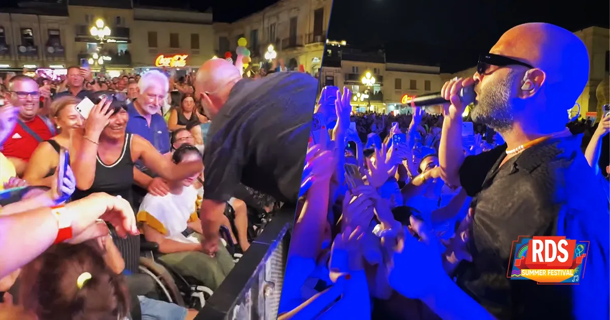 Giuliano Sangiorgi scende tra il pubblico per cantare Nuvole e lenzuola il video allRDS Summer Festival a Palmi