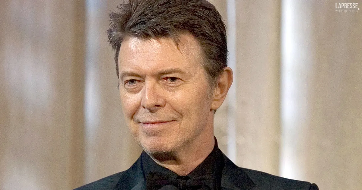 David Bowie arriva a Londra un museo permanente con 90000 reperti tra cui i suoi iconici costumi