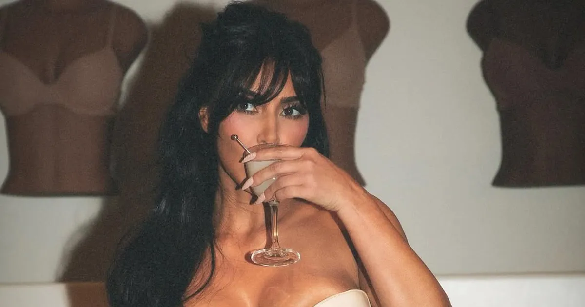 Kim Kardashian sul red carpet in monopattino con look provocante e un piede rotto