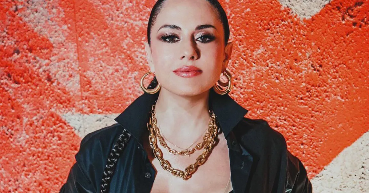La scollatura  audace il look di Paola Iezzi alla finale di X Factor