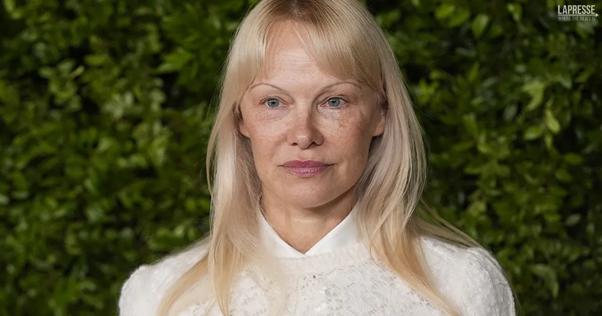 Il racconto shock di Pamela Anderson Per poco non venivo uccisa in aereo