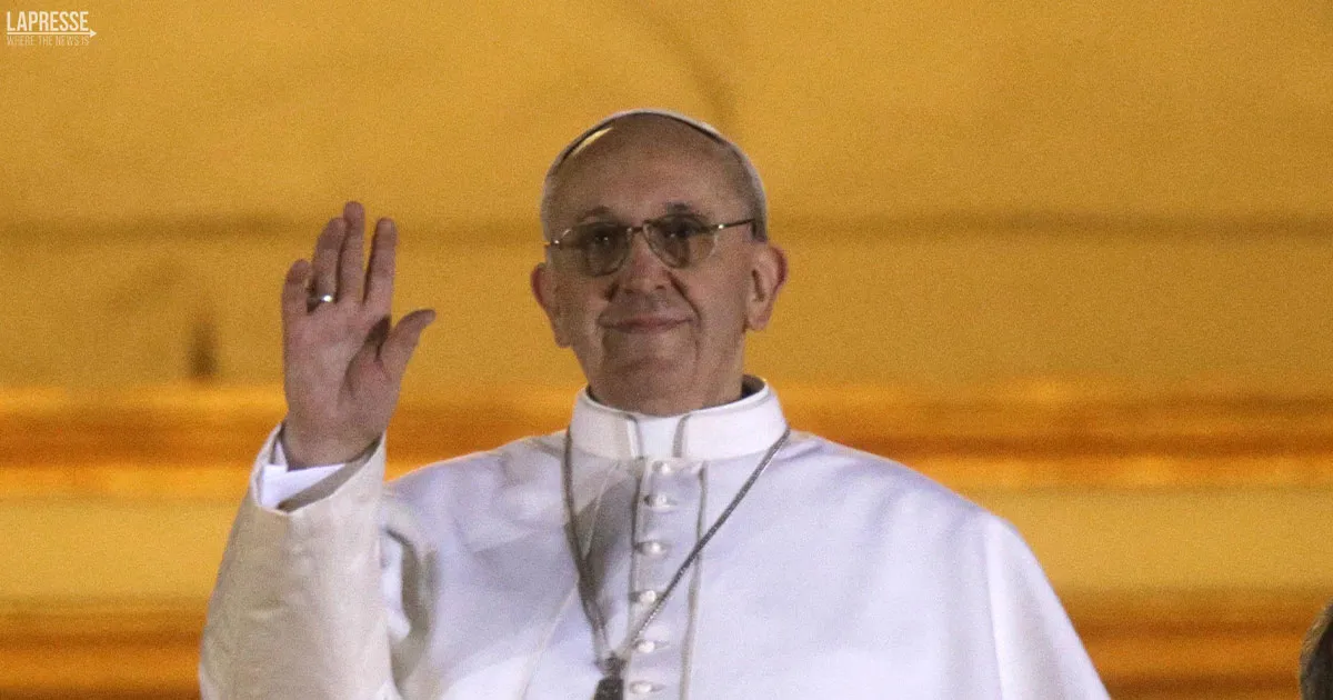 Papa Francesco rivoluziona i funerali papali pi cristiani e meno da sovrano cosa ha cambiato