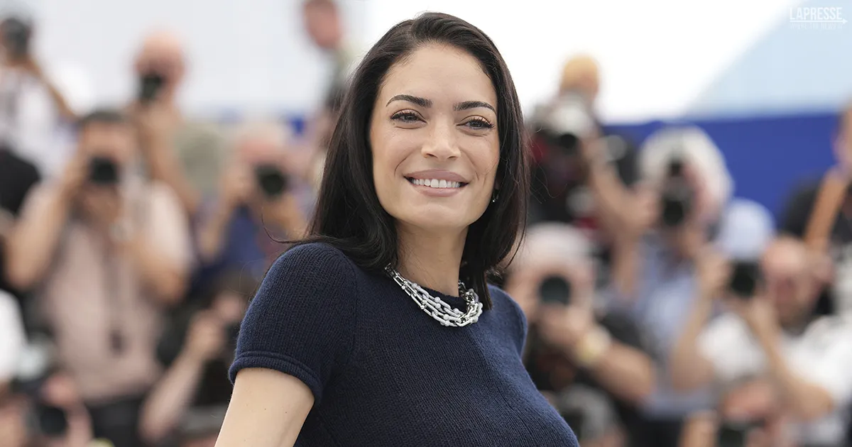 Elodie racconta la scena di nudo a tre nel film Fuori Una doccia tra amiche