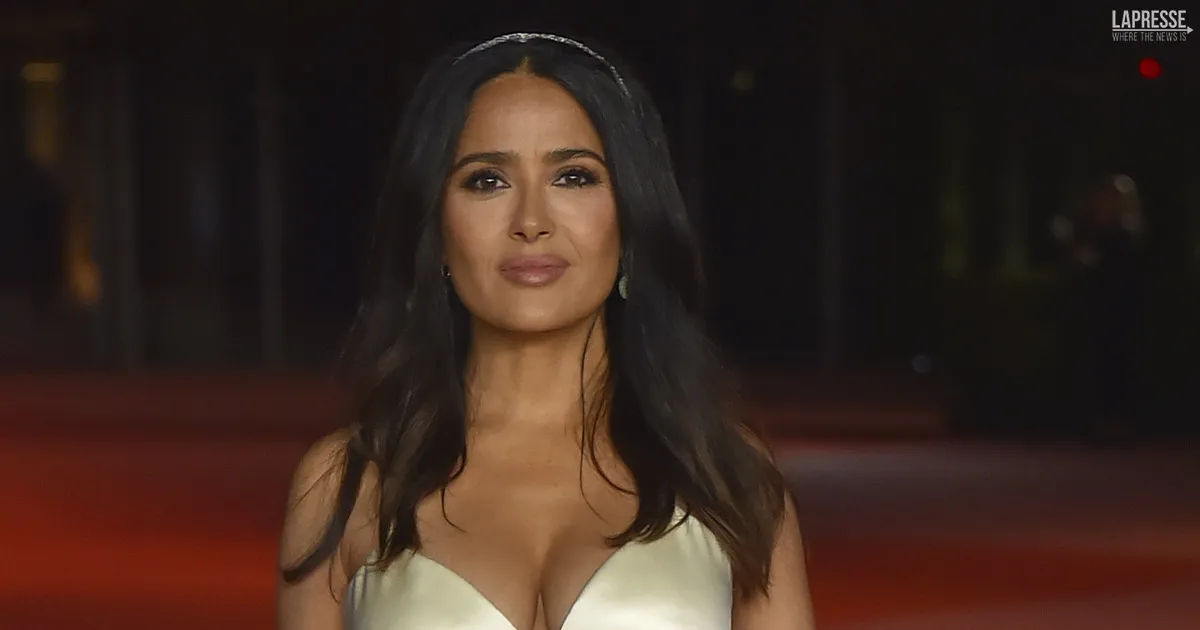 Salma Hayek  la cinquantottenne pi sexy della storia il video in bikini diventa virale