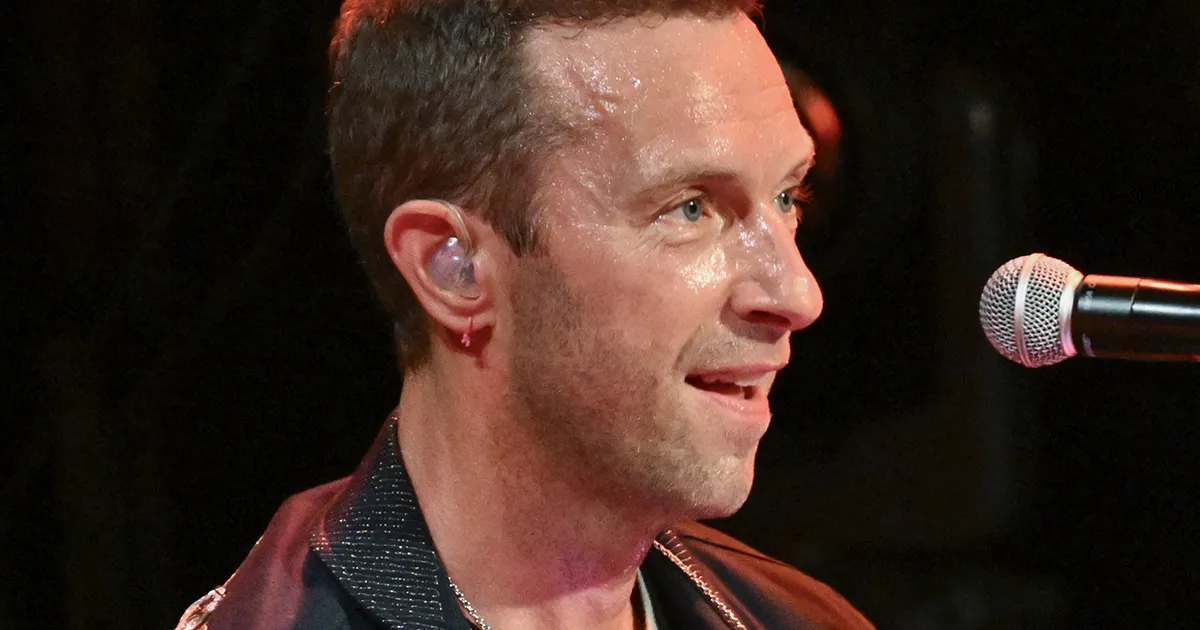 “Di solito ho uno staff di 250 persone”, Chris Martin si esibisce a sorpresa in un piccolo pub e ironizza: i video