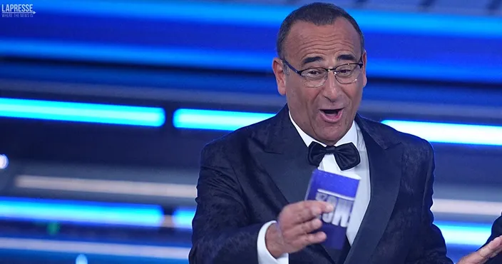 Come ha reagito Carlo Conti quando ha visto una cantante tatuarsi la sua  faccia dopo Sanremo