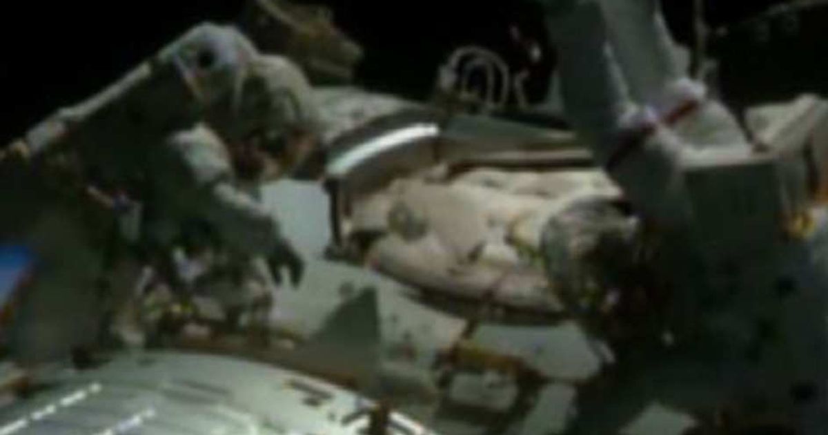 La prima passeggiata degli astronauti Usa all’esterno di Iss