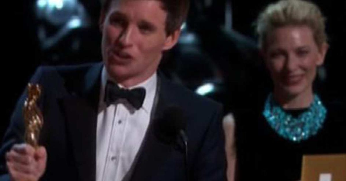 Eddie Redmayne dedica l’Oscar a Stephen Hawking