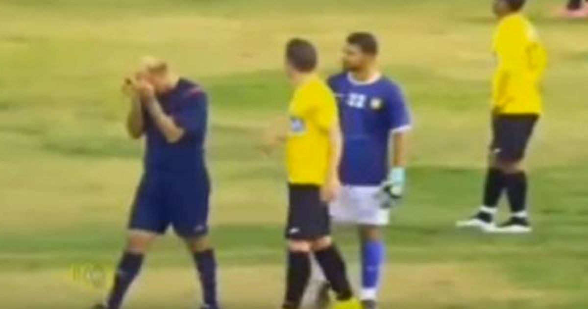 L’arbitro insultato scoppia a piangere. E i giocatori lo consolano