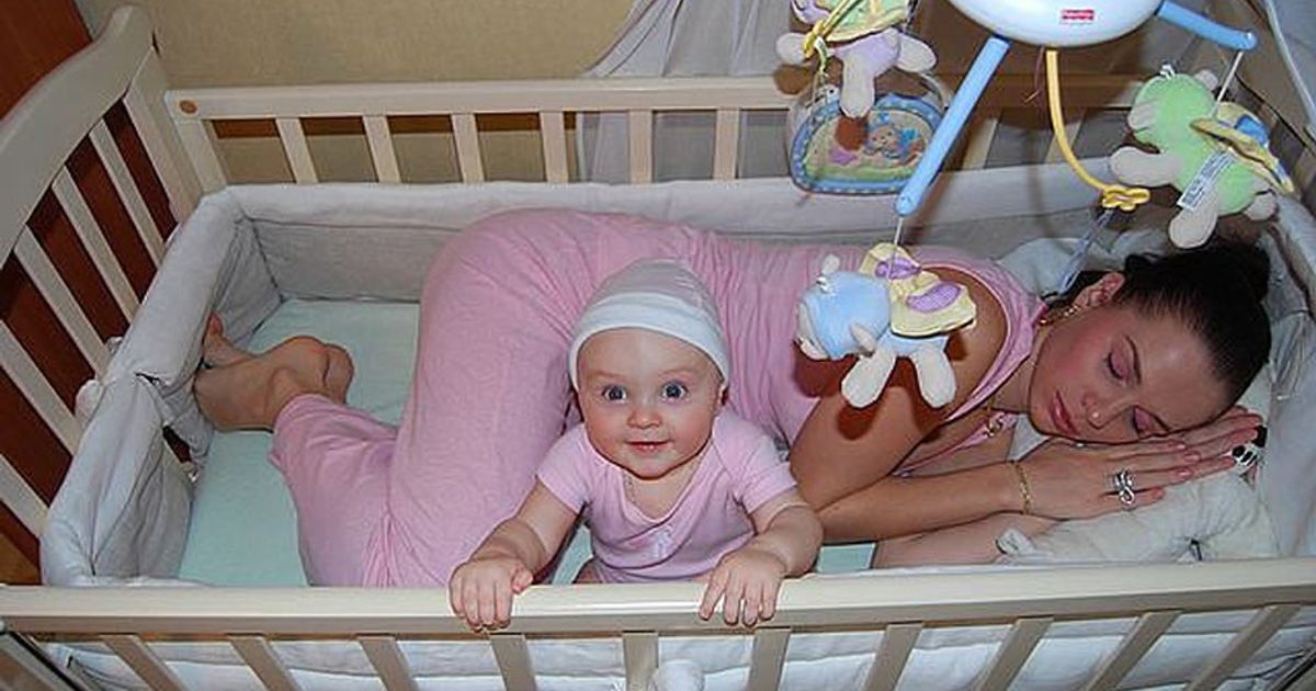 Ecco come si addormentano i genitori (stremati dai figli)