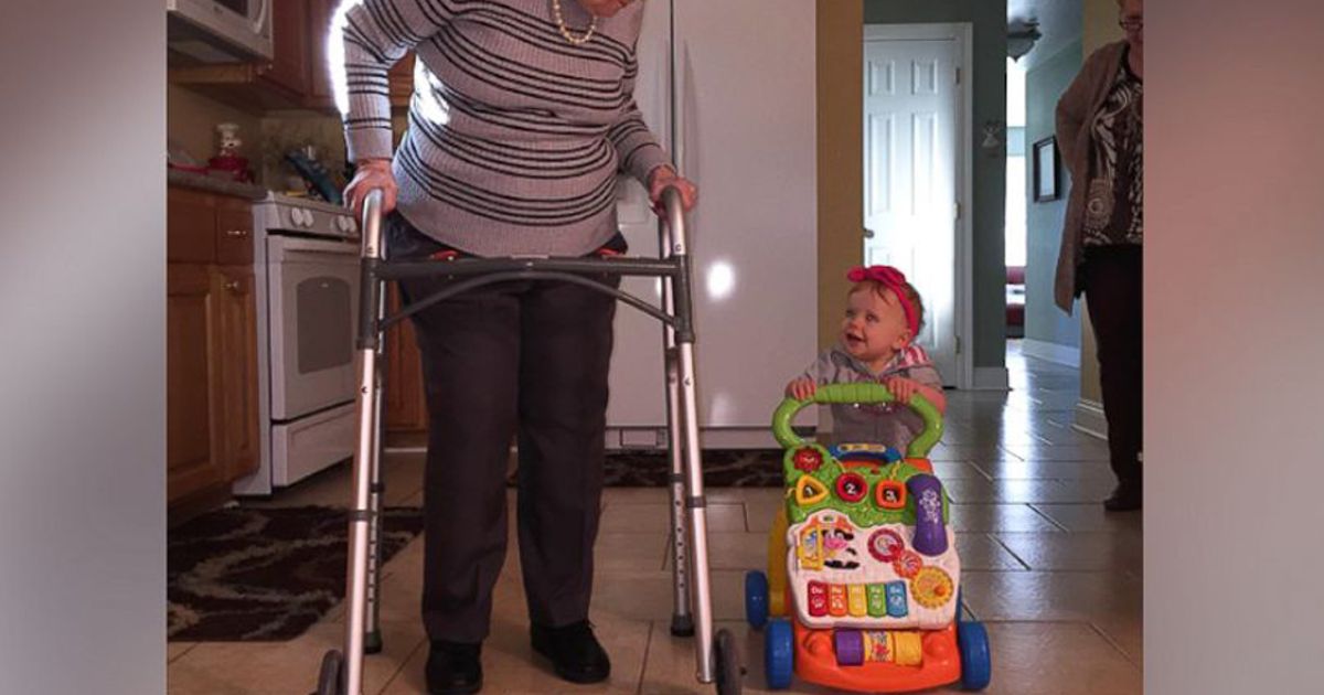 Commuove la bisnonna che insegna alla nipotina a camminare