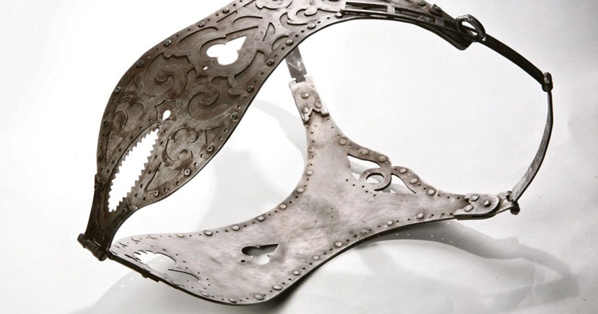 Crea cintura di castità. Ma non si apre più e lei va dai vigili del fuoco…