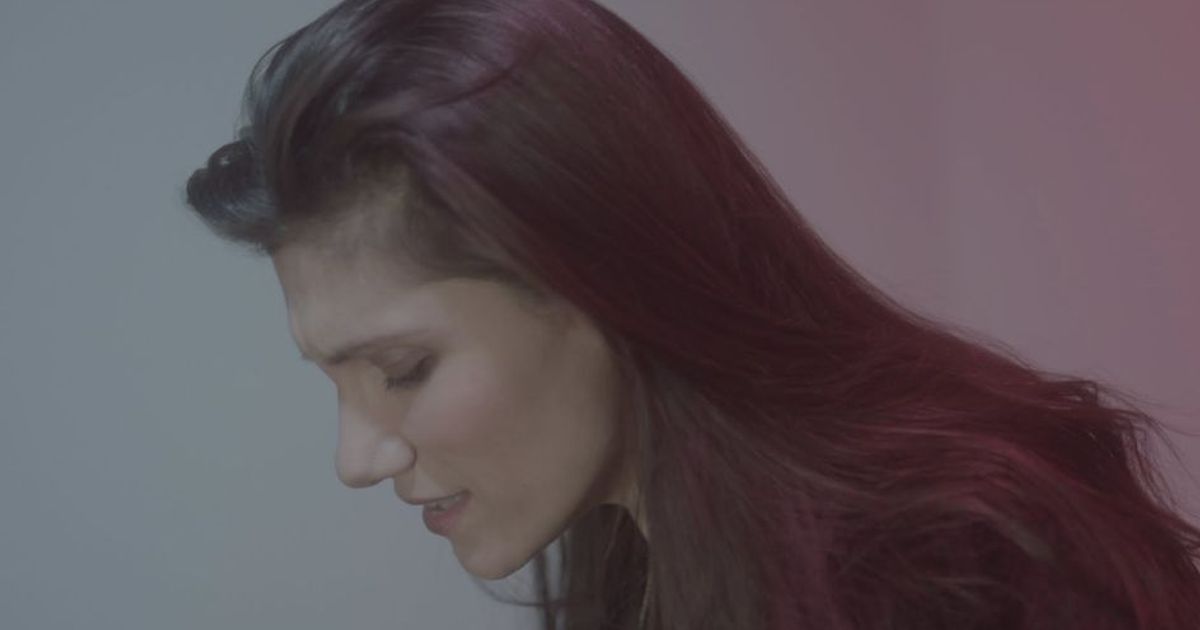 Elisa torna a cantare in inglese con “No Hero”