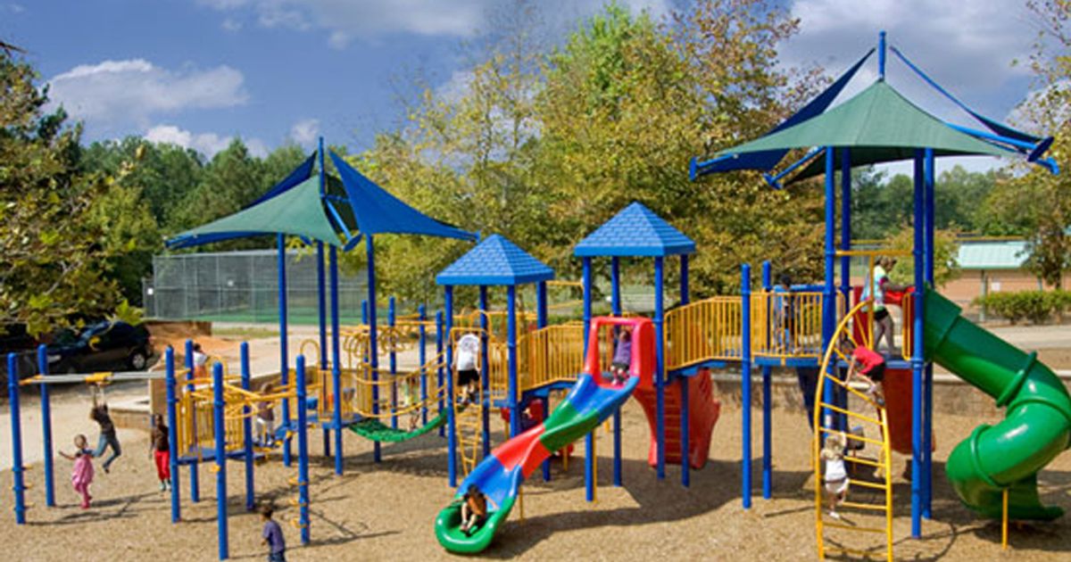 Non paghi le imposte? E allora niente parco giochi per i bambini…