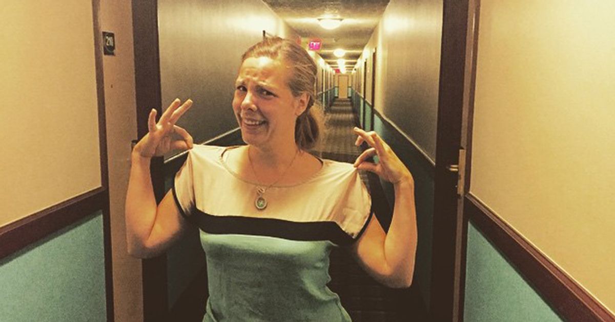 C’è chi si veste come l’amica del cuore. E chi come l’arredo di un hotel. Capita…