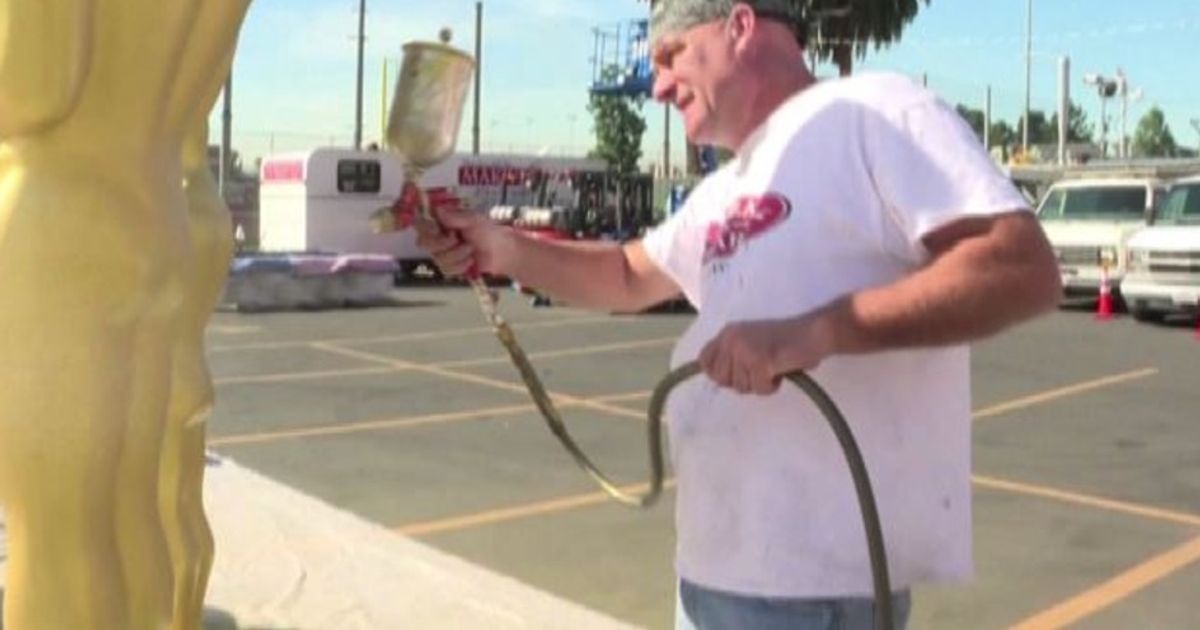 Sale la febbre da Oscar, selfie e ultimi ritocchi sul red carpet