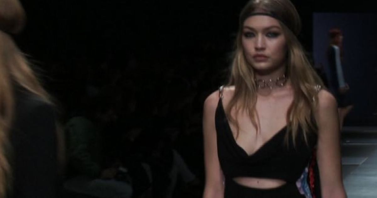 Moda, a Milano la silhouette affilata di Gigi Hadid per Versace