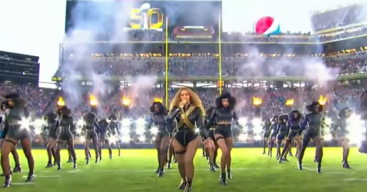 Il grande spettacolo del Super Bowl 2016 (in questi video)