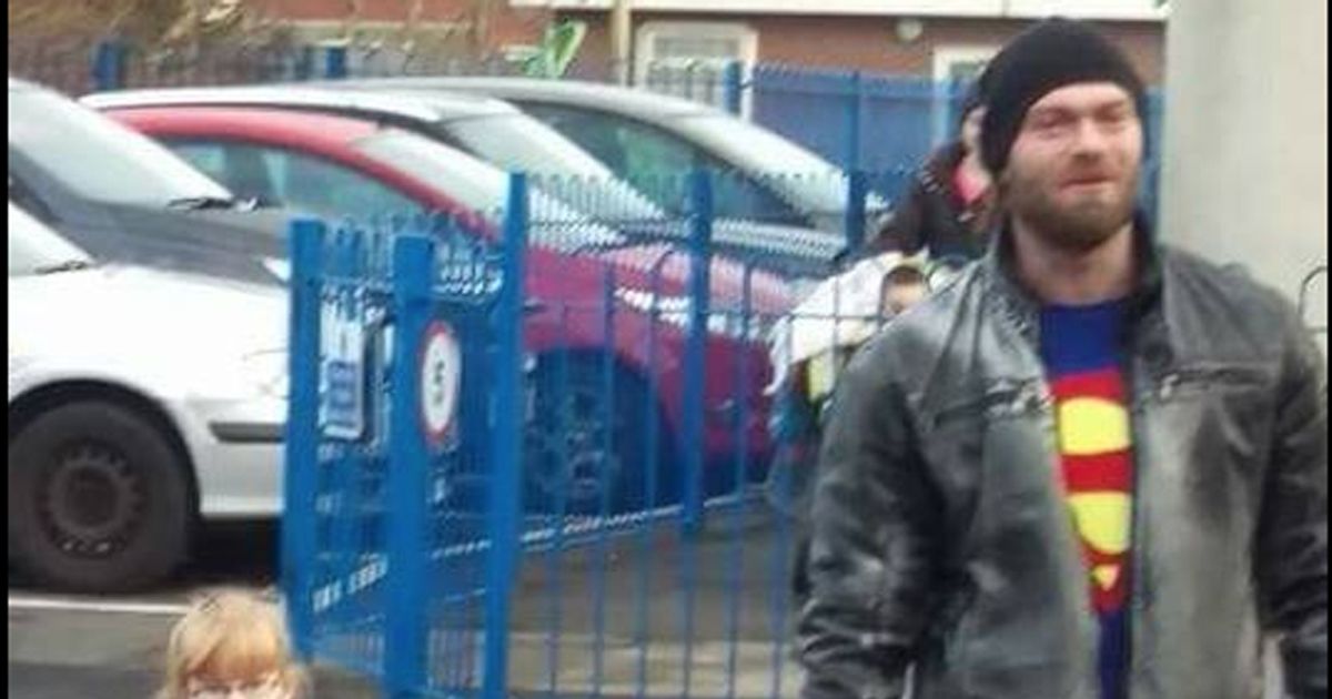 La bambina si vergognava del suo vestito da Batman. Ci pensa papà…