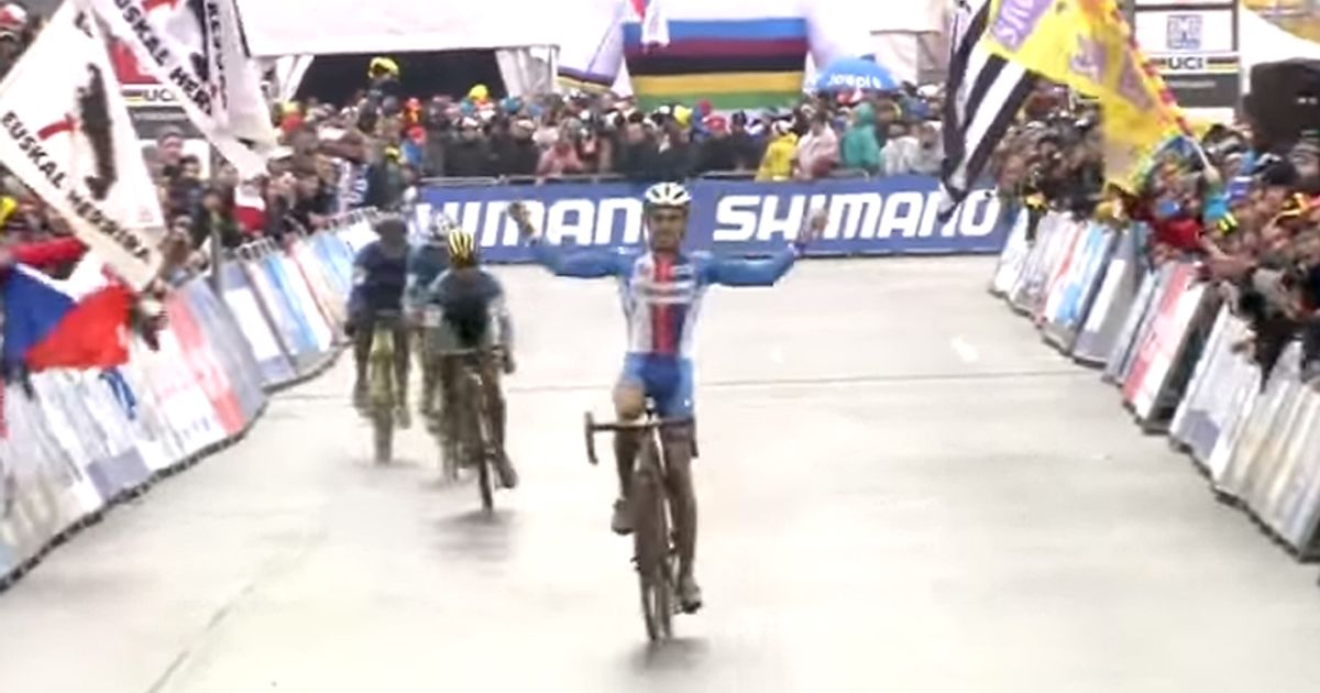 Epic Fail: Adam Toupalik taglia il traguardo e canta vittoria. Ma gli restava ancora un giro (video)