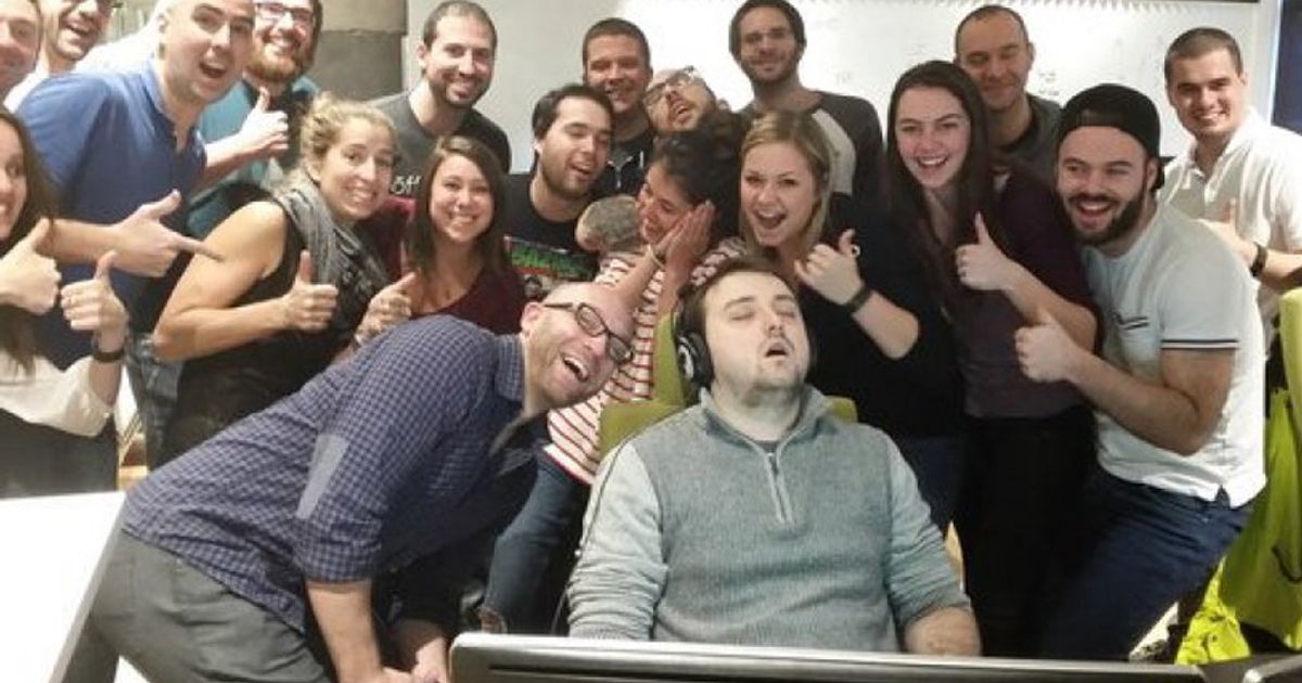 Me cala la palpebra. Si addormenta al primo giorno di lavoro e la foto diventa virale