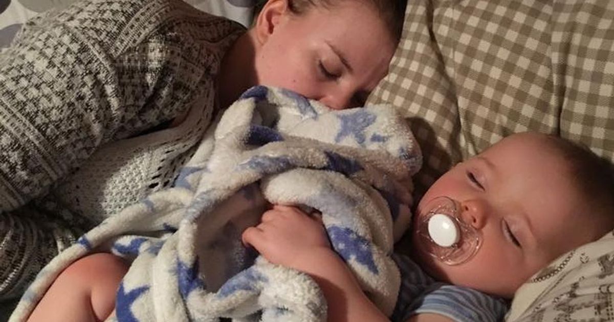 Fotografa la moglie che dorme esausta con il figlio Ma  inno alle donne