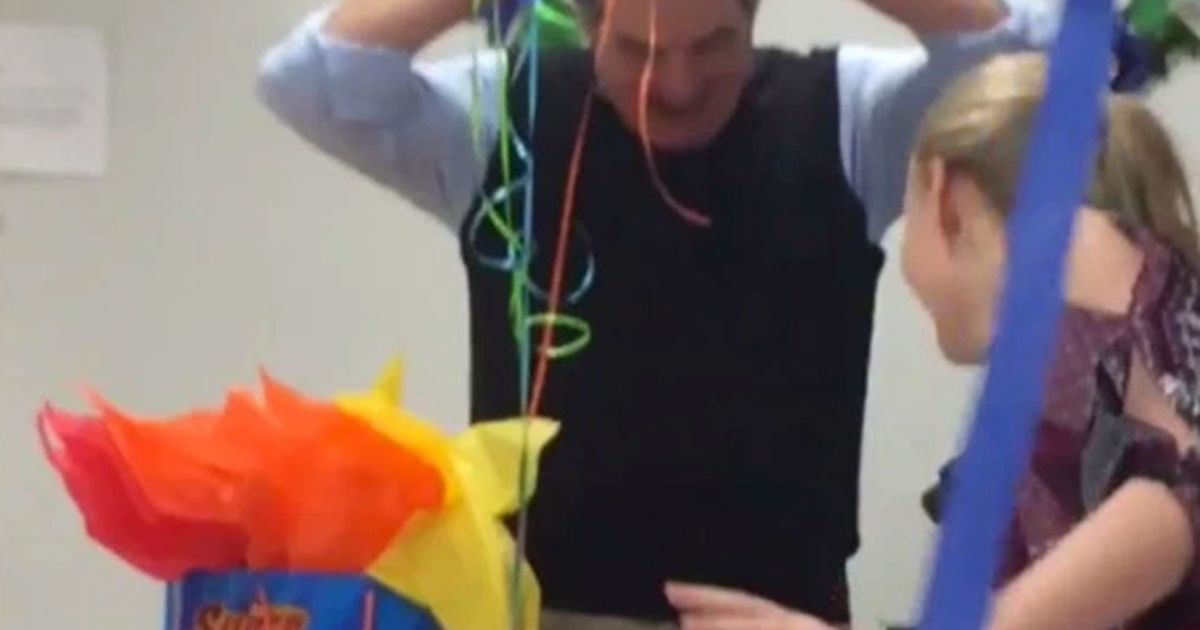 Commozione in classe Ecco la festa a sorpresa per il prof