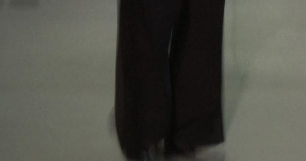 La donna sexy di Calvin Klein che gioca tra maschile e femminile