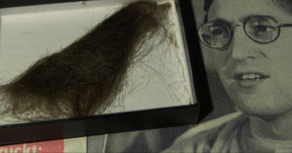 Una ciocca di capelli di John Lennon venduta per 35000 dollari