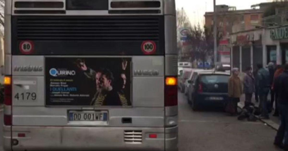 Scoppia un pneumatico su un autobus a Roma, un passeggero sviene
