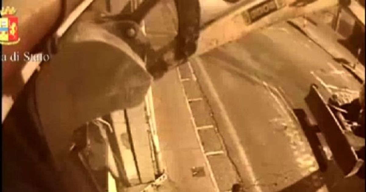 Ad Acireale “prelevano” il bancomat con la scavatrice