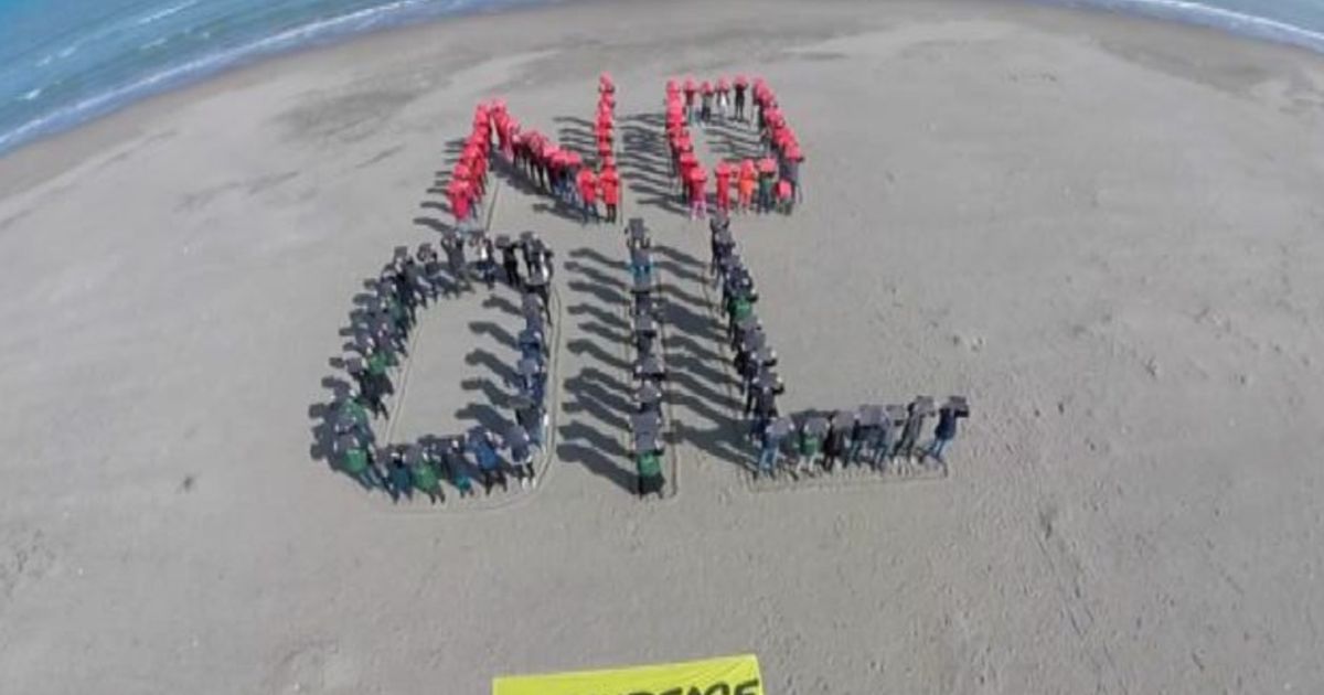 Ambiente, scritta umana di Greenpeace contro le trivellazioni