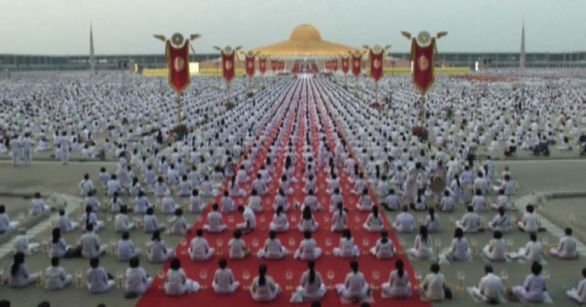I monaci buddisti tailandesi celebrano il Makha bucha day