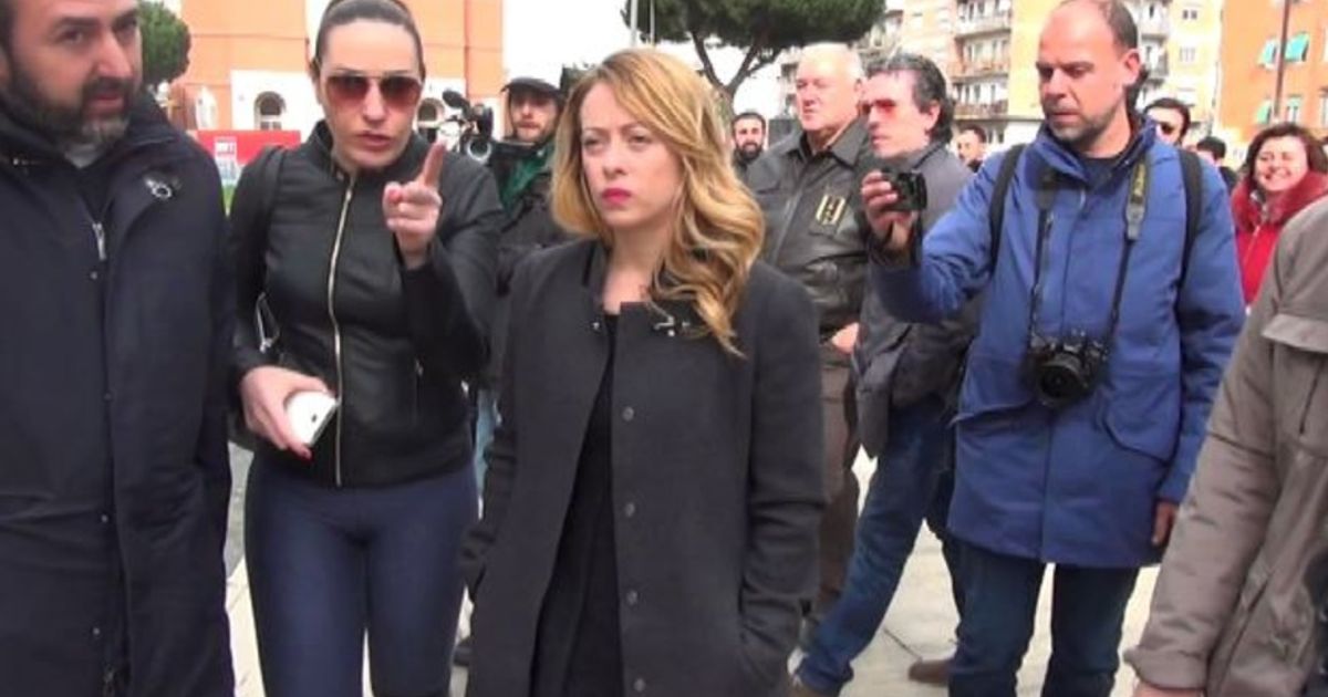 Blitz Bertolaso-Meloni a mercatini illegali rom: “Con noi via”