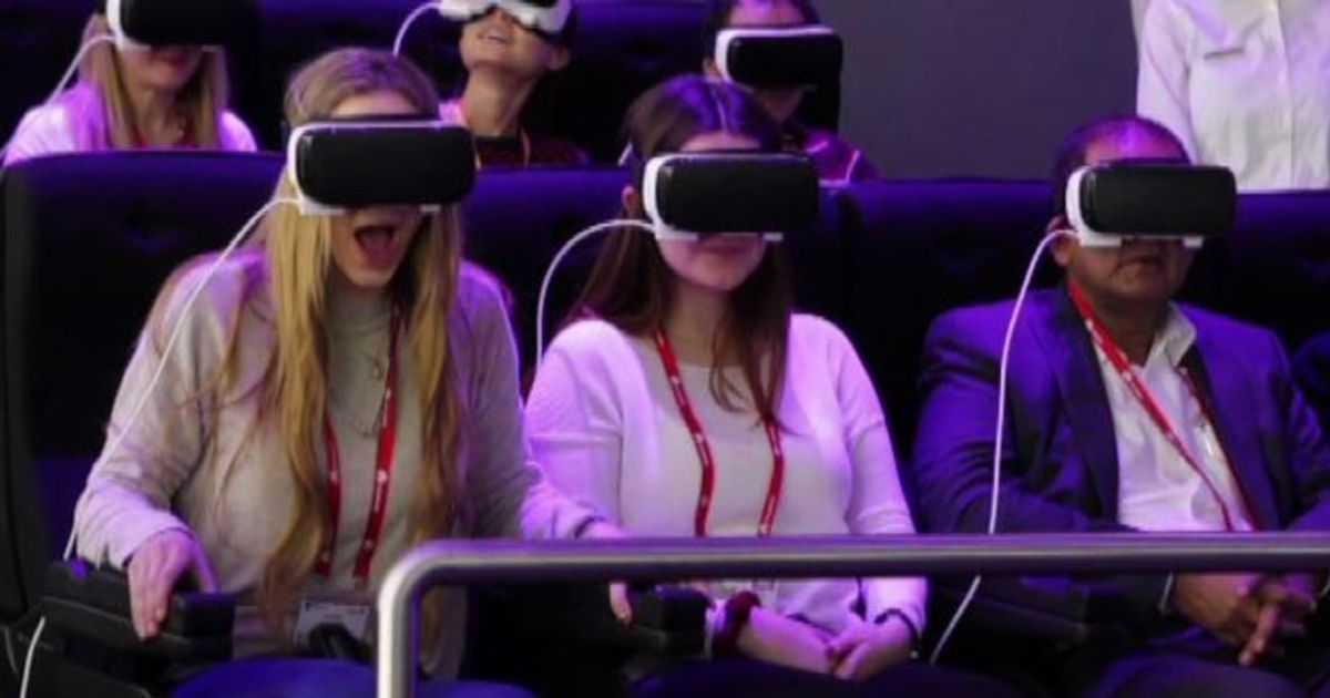 Samsung, a Barcellona tutti in fila per vivere la realtà virtuale